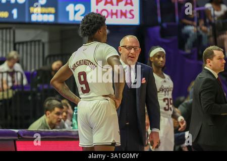 Baton Rouge, Usa. März 2025. Buzz Williams, Cheftrainer Von Texas A&M Aggies, spricht mit Solomon Washington (9) während eines Basketballspiels der Southeastern Conference im Pete Maravich Assembly Center am Samstag, den 8. März 2025 in Baton Rouge, Louisiana. (Foto: Peter G. Forest/SipaUSA) Credit: SIPA USA/Alamy Live News Stockfoto