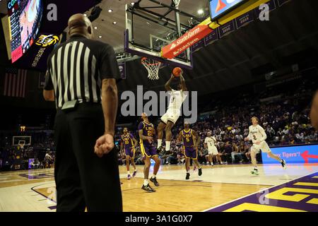 Baton Rouge, Usa. März 2025. Texas A&M Aggies Stürmer Solomon Washington (9) schießt am Samstag, den 8. März 2025 in Baton Rouge, Louisiana, einen Layup gegen Derek Fountain der LSU Tigers (20). (Foto: Peter G. Forest/SipaUSA) Credit: SIPA USA/Alamy Live News Stockfoto