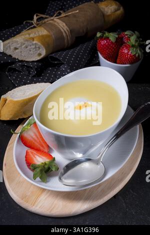 Spargel Cremesuppe mit Ei Stockfoto