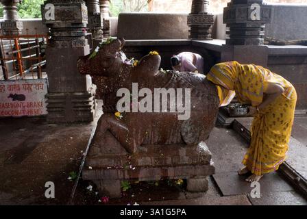 Die Gebetsstatue der Gläubigen im Ghrishneshwar jyotirlinga-Tempel, Virul, 1 km von den Höhlen von Ellora, Aurangabad, Maharashtra, Indien, Asien Stockfoto