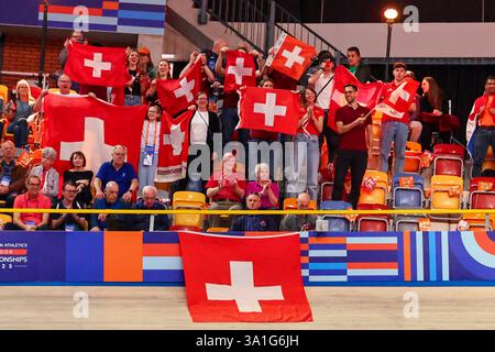 Apeldoorn, Niederlande. März 2025. Apeldoorn, Niederlande, 8. März 2025: Fans und Unterstützer der Schweiz bei den Leichtathletik-Halleneuropameisterschaften Apeldoorn 2025 im Omnisport-Stadion in Apeldoorn, Niederlande. (Leiting Gao/SPP) Credit: SPP Sport Press Photo. /Alamy Live News Stockfoto