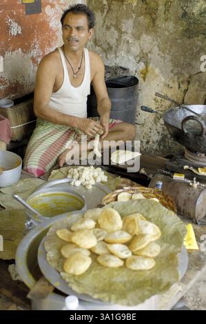 Stadtleben, Mann, der Puri zubereitet, Kalkutta, jetzt Kalkutta, Westbengalen, Indien, Asien Stockfoto