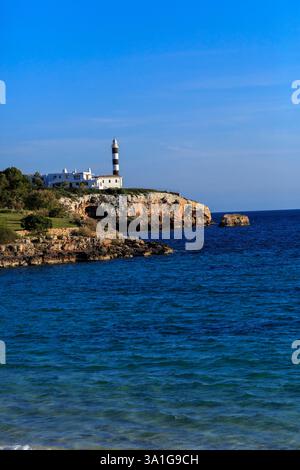 Europa, Spanien, Balearen, Mallorca. Porto Colom. Leuchtturm. Stockfoto