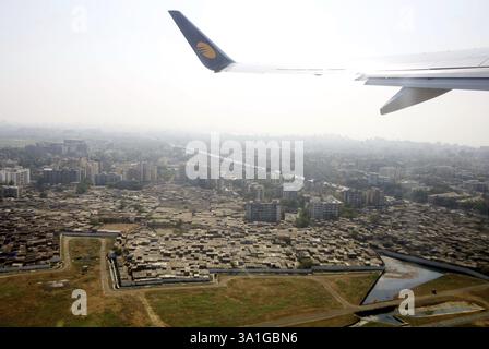 Ein Jet-Flugzeug startet vom Chhatrapati Shivaji Inlandsflughafen der Bombay, jetzt Mumbai, Maharashtra, Indien, Asien Stockfoto