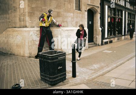 Fußgänger überrascht vom Bogeyman auf Stelzen, London, Großbritannien, England Stockfoto
