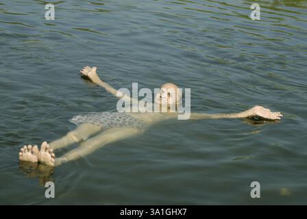 Ein alter Mann schwimmt im Fluss Tansa im Bezirk Vajreshwari Thane, Maharashtra, Indien, Asia MR., Asia Stockfoto