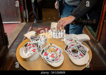 New York, Usa. März 2025. NEW YORK, NEW YORK: Buttons to Save the Landmark West Park Presbyterian Church am 8. März 2025 in New York City. Quelle: Ron Adar/Alamy Live News Stockfoto