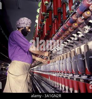 Textilarbeiter, der an Spindeln in der Mühle arbeitet, Punjab, Indien, Asien Stockfoto