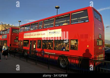 Rote Busse in Row, London, Großbritannien, England Stockfoto