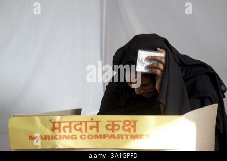 Eine muslimische Frau, die ihre Stimme während der Parlamentswahlen in Maharashtra, Indien, Asien, abgab Stockfoto