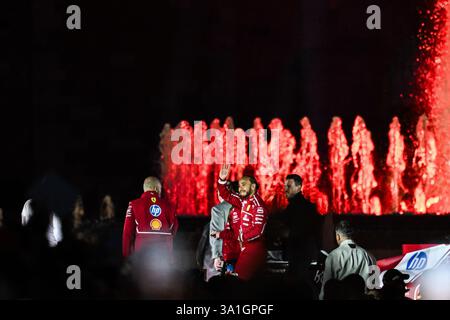 Italien. März 2025. Formel-1-Fahrerteam Ferrari Lewis Hamilton begrüßt die Fans am 6. März 2025 auf dem Burgplatz in Mailand, Italien (Foto: © Tiziano Ballabio/Pacific Press via ZUMA Press Wire) NUR REDAKTIONELLE VERWENDUNG! Nicht für kommerzielle ZWECKE! Stockfoto