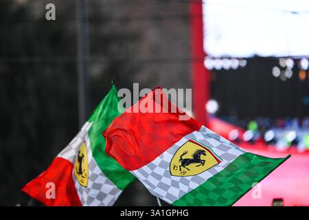 Italien. März 2025. Ferrari-Fans während der Präsentation des Formel-1-Fahrerteams Ferrari am 6. März 2025 auf dem Burgplatz in Mailand, Italien (Foto: © Tiziano Ballabio/Pacific Press via ZUMA Press Wire) NUR REDAKTIONELLE VERWENDUNG! Nicht für kommerzielle ZWECKE! Stockfoto
