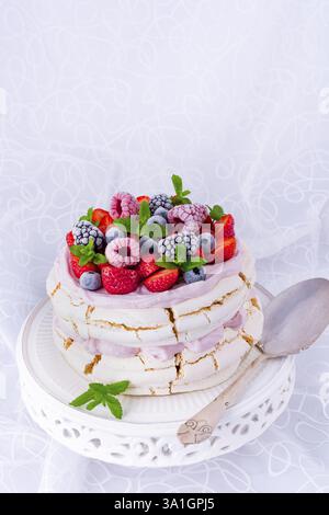 Pavlova mit Früchten Stockfoto