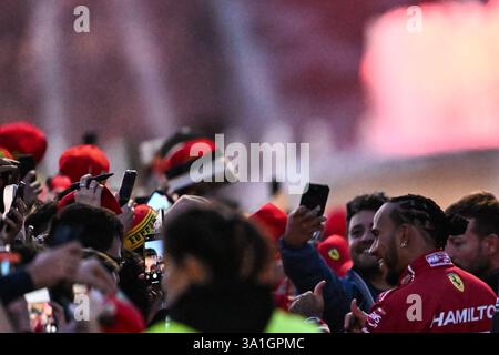 Italien. März 2025. Formel-1-Fahrerteam Ferrari Lewis Hamilton begrüßt die Fans am 6. März 2025 auf dem Burgplatz in Mailand, Italien (Foto: © Tiziano Ballabio/Pacific Press via ZUMA Press Wire) NUR REDAKTIONELLE VERWENDUNG! Nicht für kommerzielle ZWECKE! Stockfoto