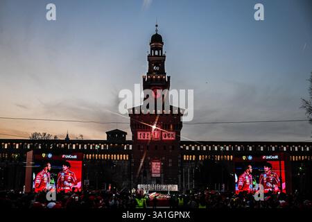 Italien. März 2025. Allgemeine Ansicht des Schlossplatzes während der Ferrari-Präsentation des Formel-1-Fahrerteams am 6. März 2025 auf dem Schlossplatz in Mailand, Italien (Bild: © Tiziano Ballabio/Pacific Press via ZUMA Press Wire) NUR REDAKTIONELLE VERWENDUNG! Nicht für kommerzielle ZWECKE! Stockfoto