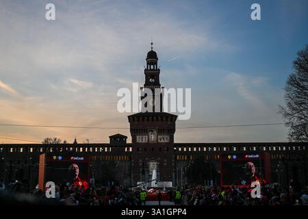 Italien. März 2025. Allgemeine Ansicht des Schlossplatzes während der Ferrari-Präsentation des Formel-1-Fahrerteams am 6. März 2025 auf dem Schlossplatz in Mailand, Italien (Bild: © Tiziano Ballabio/Pacific Press via ZUMA Press Wire) NUR REDAKTIONELLE VERWENDUNG! Nicht für kommerzielle ZWECKE! Stockfoto