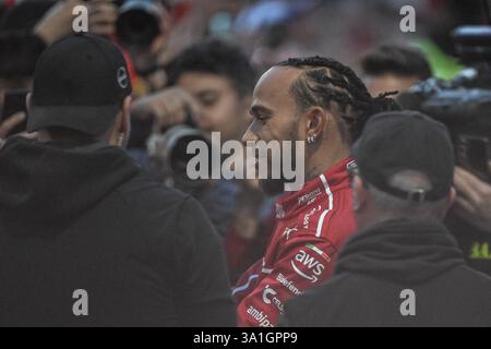 Italien. März 2025. Formel-1-Fahrerteam Ferrari Lewis Hamilton begrüßt die Fans am 6. März 2025 auf dem Burgplatz in Mailand, Italien (Foto: © Tiziano Ballabio/Pacific Press via ZUMA Press Wire) NUR REDAKTIONELLE VERWENDUNG! Nicht für kommerzielle ZWECKE! Stockfoto