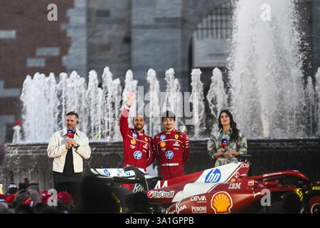 Italien. März 2025. Formel-1-Fahrerteam Ferrari Charles Leclerc und Lewis Hamilton begrüßen die Fans am 6. März 2025 auf dem Burgplatz in Mailand, Italien (Foto: © Tiziano Ballabio/Pacific Press via ZUMA Press Wire) NUR REDAKTIONELLE VERWENDUNG! Nicht für kommerzielle ZWECKE! Stockfoto