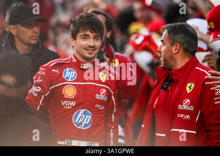 Italien. März 2025. Formel-1-Fahrerteam Ferrari Charles Leclerc begrüßt die Fans am 6. März 2025 auf dem Burgplatz in Mailand, Italien (Foto: © Tiziano Ballabio/Pacific Press via ZUMA Press Wire) NUR REDAKTIONELLE VERWENDUNG! Nicht für kommerzielle ZWECKE! Stockfoto