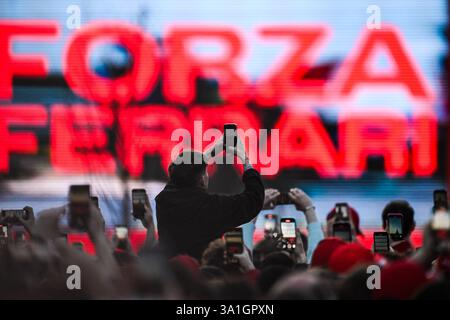 Italien. März 2025. Ferrari-Fans während der Präsentation des Formel-1-Fahrerteams Ferrari am 6. März 2025 auf dem Burgplatz in Mailand, Italien (Foto: © Tiziano Ballabio/Pacific Press via ZUMA Press Wire) NUR REDAKTIONELLE VERWENDUNG! Nicht für kommerzielle ZWECKE! Stockfoto
