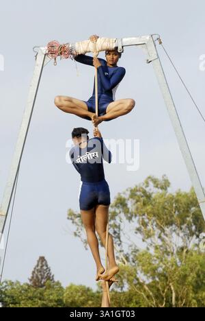 Rope Malkhamb Performance, die antike Form des indischen Turns während der jährlichen Mumbai Police Tattoo Show im Shivaji Park in Bombay, jetzt Mumbai, mAh Stockfoto