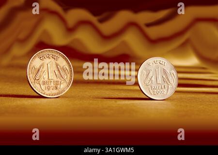 Doppel-paar indischer Währung 1 Rupien Münze und künstlerischen Hintergrund Stockfoto