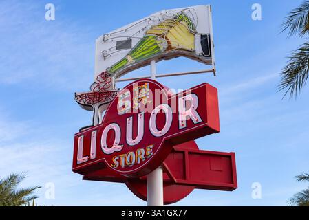 Das historische 5th Street Liquor Store Neon Sign am South Casino Center Boulevard in Las Vegas, Nevada, USA. Stockfoto