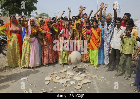 Menschen protestieren für die Wasserversorgung und brechen Wassertopf auf der Straße, Jodhpur, Rajasthan, Indien, Asien Stockfoto