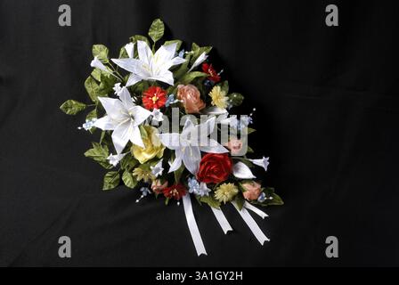 Brautstrauß verwendet in der christlichen Hochzeit Name der Blumen marguerite Lilie Sweetheart Rose und Knospe Rose aus Satin von Hand hergestellt Stockfoto