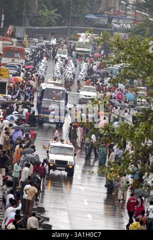 Verkehrspolizisten und Cricket-Fans mit heftigem Regen warten auf die Straßen, um das 20-Team Bombay Mumbai, Maharashtra, Indien, Asien zu begrüßen Stockfoto