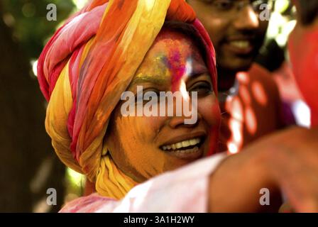 Die südasiatische indische Bollywood-Schauspielerin Shabana Azmi bei einer Holi-Funktion in ihrem Wohnhaus, Indien KEIN MR Stockfoto