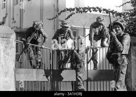 Armeeangehörige und bewaffnete Polizisten entsandten in Beharampada Bandra, um Unruhen zu verhindern, nachdem religiöse Fundamentalisten die Babri Masjid in Ayodhya zerstört hatten Stockfoto