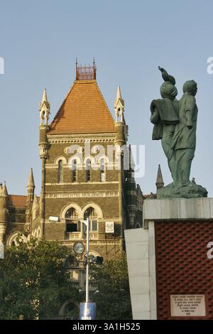 Orientalisches Versicherungsgebäude mit Hutatma Chowk Statue vor dem Flora Fountain, Bombay Mumbai, Maharashtra, Indien, Asien Stockfoto