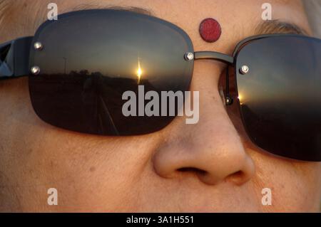 Reflexion der Sonne im schwarzen Brille tragen von Frau Stockfoto