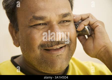 Bildhauer Madan Lal spricht am Handy, Colaba, Bombay, jetzt Mumbai, Maharashtra, Indien, KEIN MR Stockfoto
