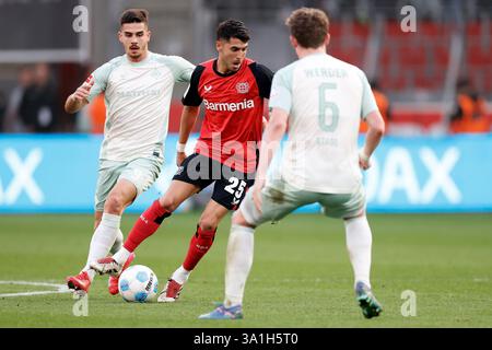 Leverkusen, Deutschland. März 2025. Exequiel Palacios (C) von Bayer 04 Leverkusen kontrolliert den Ball während des ersten Liga-Fußballspiels zwischen Bayer 04 Leverkusen und SV Werder Bremen am 8. März 2025 in Leverkusen. Quelle: Ulrich Hufnagel/Xinhua/Alamy Live News Stockfoto
