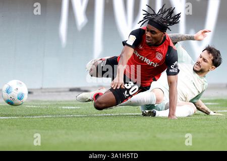Leverkusen, Deutschland. März 2025. Jeremy Frimpong (L) von Bayer 04 Leverkusen streitet mit Leonardo Bittencourt vom SV Werder Bremen während des ersten Liga-Fußballspiels zwischen Bayer 04 Leverkusen und SV Werder Bremen am 8. März 2025 in Leverkusen. Quelle: Ulrich Hufnagel/Xinhua/Alamy Live News Stockfoto