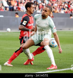 Leverkusen, Deutschland. März 2025. Arthur (L) von Bayer 04 Leverkusen streitet mit Felix Agu vom SV Werder Bremen während des ersten Liga-Fußballspiels zwischen Bayer 04 Leverkusen und SV Werder Bremen am 8. März 2025 in Leverkusen. Quelle: Ulrich Hufnagel/Xinhua/Alamy Live News Stockfoto