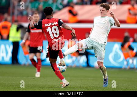 Leverkusen, Deutschland. März 2025. Nathan Tella (L) von Bayer 04 Leverkusen streitet mit Jens Stadium des SV Werder Bremen während des ersten Liga-Fußballspiels zwischen Bayer 04 Leverkusen und SV Werder Bremen am 8. März 2025 in Leverkusen. Quelle: Ulrich Hufnagel/Xinhua/Alamy Live News Stockfoto