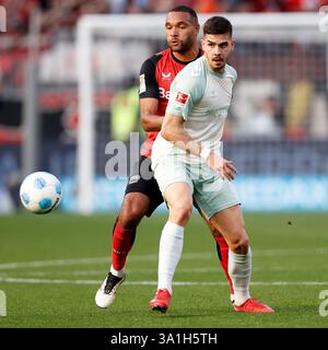 Leverkusen, Deutschland. März 2025. Jonathan Tah (L) von Bayer 04 Leverkusen streitet mit Andre Silva vom SV Werder Bremen während des ersten Liga-Fußballspiels zwischen Bayer 04 Leverkusen und SV Werder Bremen am 8. März 2025 in Leverkusen. Quelle: Ulrich Hufnagel/Xinhua/Alamy Live News Stockfoto