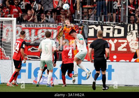 Leverkusen, Deutschland. März 2025. Lukas Hradecky (C), Torhüter von Bayer 04 Leverkusen, rettete den Ball während des ersten Liga-Fußballspiels zwischen Bayer 04 Leverkusen und SV Werder Bremen am 8. März 2025 in Leverkusen. Quelle: Ulrich Hufnagel/Xinhua/Alamy Live News Stockfoto