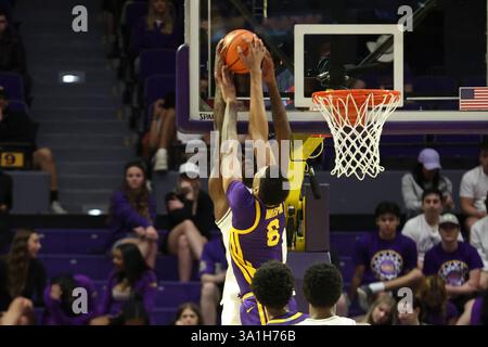 Baton Rouge, Usa. März 2025. LSU Tigers Stürmer Robert Miller III (6) blockiert einen Dunk-Versuch von Texas A&M Aggies Stürmer Solomon Washington (9) während eines Basketballspiels der Southeastern Conference im Pete Maravich Assembly Center am Samstag, den 8. März 2025 in Baton Rouge, Louisiana. (Foto: Peter G. Forest/SipaUSA) Credit: SIPA USA/Alamy Live News Stockfoto