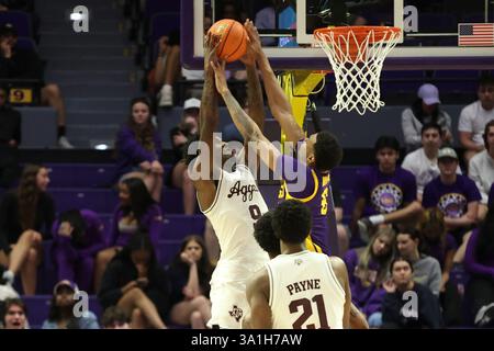 Baton Rouge, Usa. März 2025. Texas A&M Aggies Stürmer Solomon Washington (9) versucht einen Dunk gegen Robert Miller III (6) der LSU Tigers während eines Basketballspiels der Southeastern Conference im Pete Maravich Assembly Center am Samstag, den 8. März 2025 in Baton Rouge, Louisiana. (Foto: Peter G. Forest/SipaUSA) Credit: SIPA USA/Alamy Live News Stockfoto