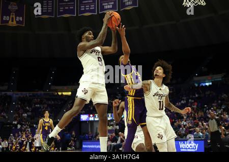 Baton Rouge, Usa. März 2025. Texas A&M Aggies Stürmer Solomon Washington (9) zieht am Samstag, den 8. März 2025, in Baton Rouge, Louisiana, einen Rückschlag gegen Robert Miller III (6) der LSU Tigers, während eines Basketballspiels der Southeastern Conference im Pete Maravich Assembly Center. (Foto: Peter G. Forest/SipaUSA) Credit: SIPA USA/Alamy Live News Stockfoto