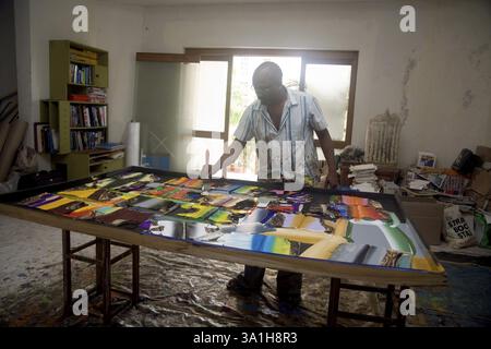 Zeitgenössischer südasiatischer indischer Künstler Bose Krishnamachari malte in seinem Atelier, Mumbai Bombay, Maharashtra, Indien KEIN MR Stockfoto