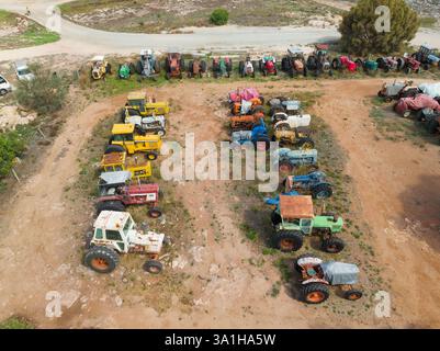 Luftaufnahme alter rostender Traktoren, die in einem Fahrerlager an der Küste am Farm Beach auf der Eyre Peninsula in Südaustralien aufgereiht sind. Stockfoto