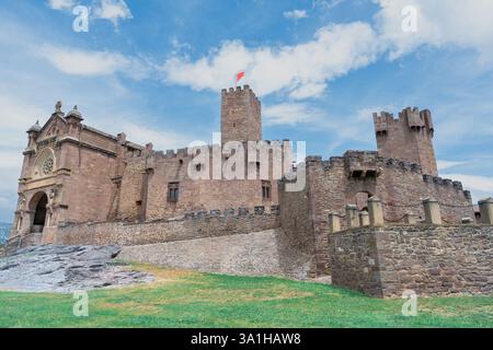 Mittelalterliche Burg an einem sonnigen Tag mit blauem Himmel und Wolken. Stockfoto