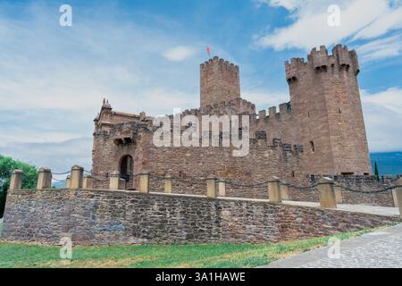 Mittelalterliche Burg an einem sonnigen Tag mit blauem Himmel und Wolken. Stockfoto
