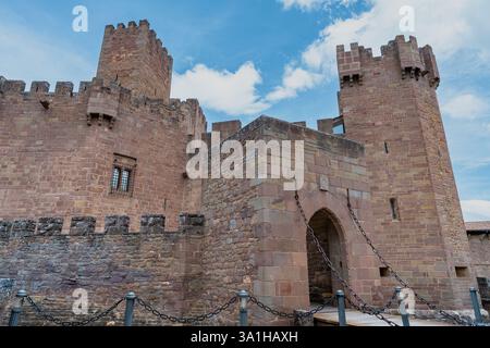 Mittelalterliche Burg an einem sonnigen Tag mit blauem Himmel und Wolken. Stockfoto