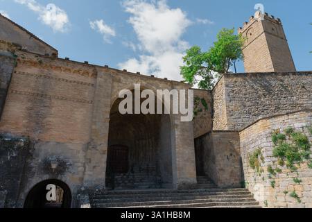 Landschaft von SOS del Rey Católico in den Pyrenäen, zwischen Spanien und Frankreich, an einem sonnigen Tag mit blauem Himmel und Wolken. Stockfoto